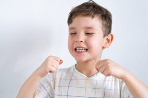 kids flossing